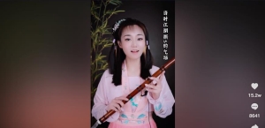 转载自：女博后佳佳（笛缘）616的作品：无法超越的经典！翁美玲之后再无黄蓉，笛声响起，慢慢回忆#笛子 #铁血丹心 #经典