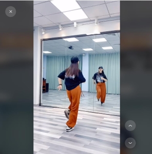 转载自：曳影—富丽（鞋服）的作品：《喝我的酒唱我的愁》广场完整版，@快手广场舞 @快手创作者中心 这个广场舞够嗨